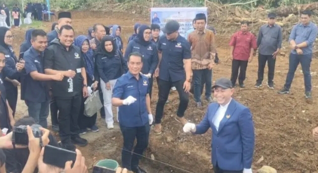 Peletakan Batu Pertama Kantor NasDem Lubuk Linggau, Fauzi Amroh Pasang Target 10 Kursi