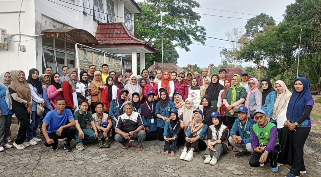 Diawali Senam dan Gotong Royong, Camat Lubuklinggau Barat I Serahkan SK kepada 85 Ketua RT Baru